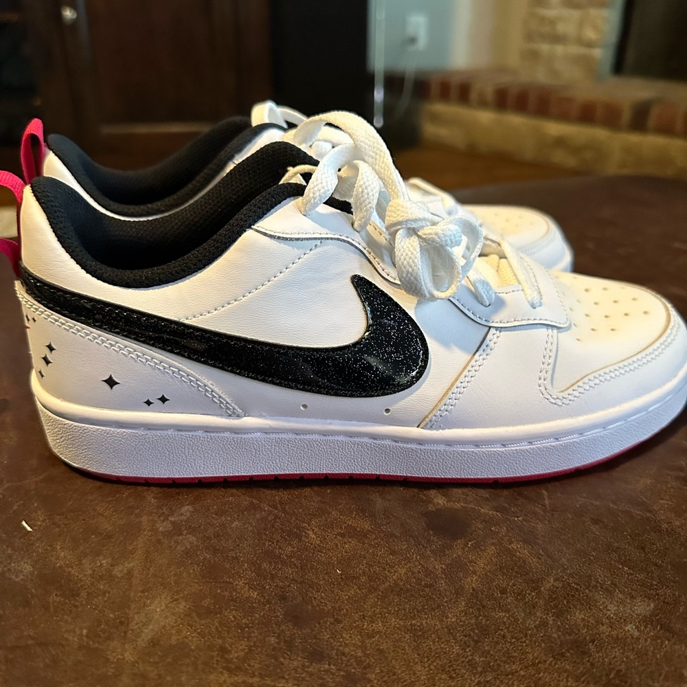 Nike Court Borough Low 2 SE big kids size 6.5Y fits big like a 7.5Y